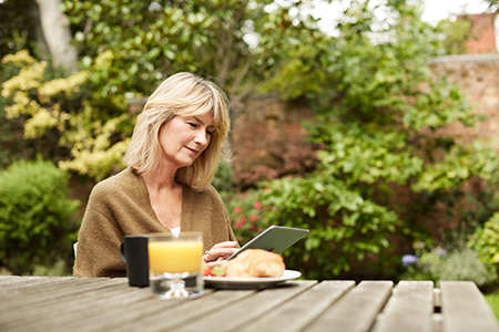 spiritus-financial-sidebar-lady-reading.png